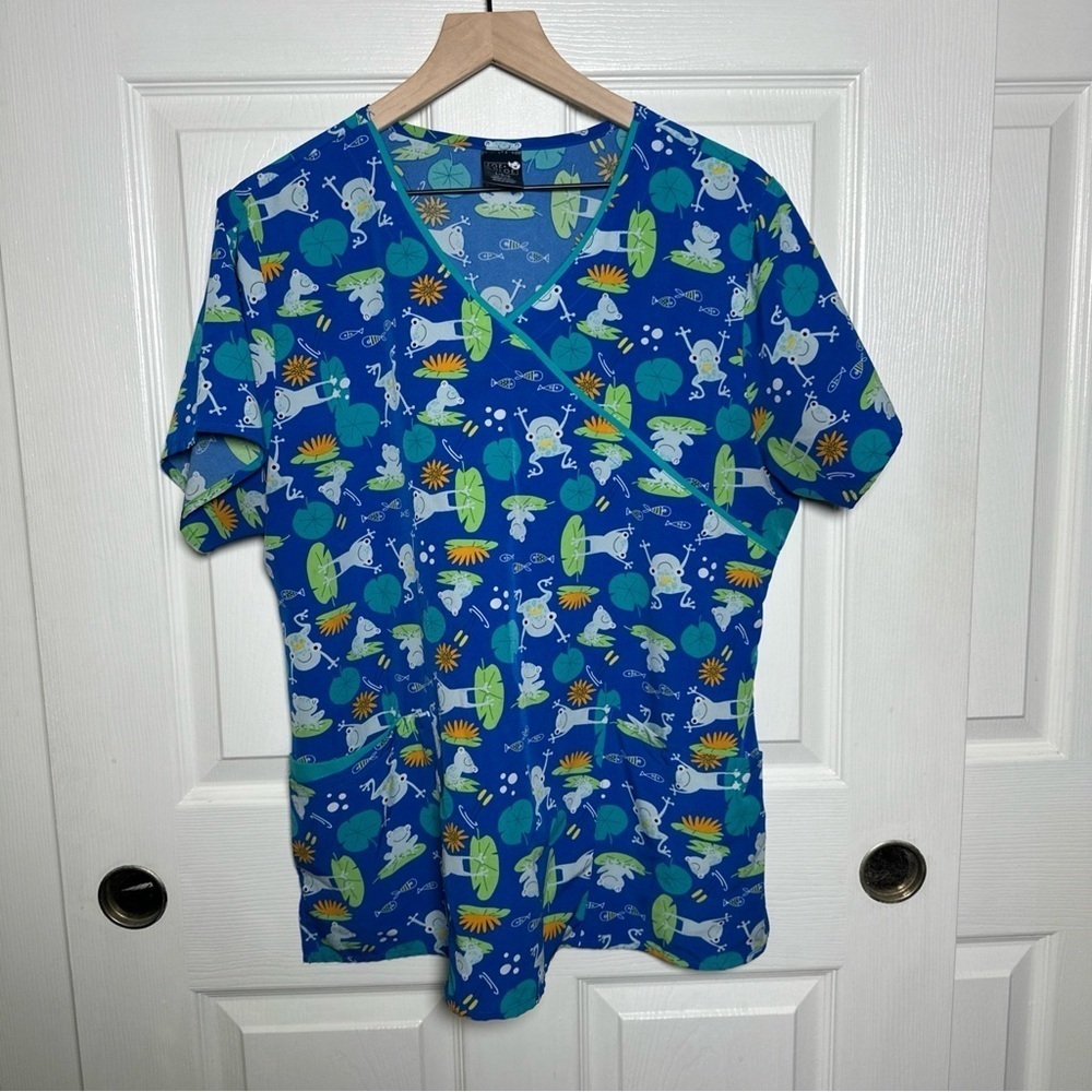 Zoe+Chloe Women’s Large Mock Wrap Print Scrub Top Pocket Toadally Charming Surf